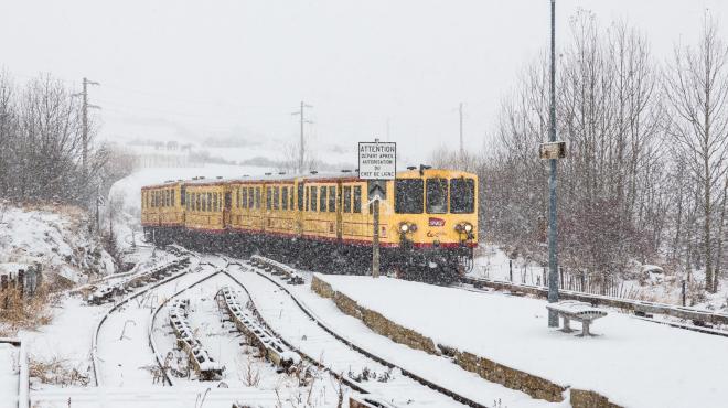 Le train jaune en hiver