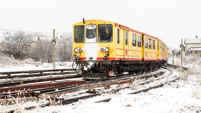 Le train jaune en hiver